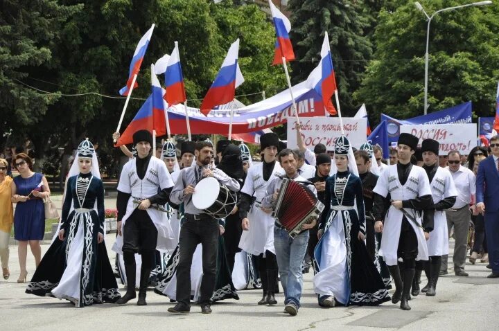 Карачаево-Черкесская Республика народ. Народы КЧР. Черкесск Карачаево-Черкесия население. Жители Карачаево Черкесии. Численность черкесского населения