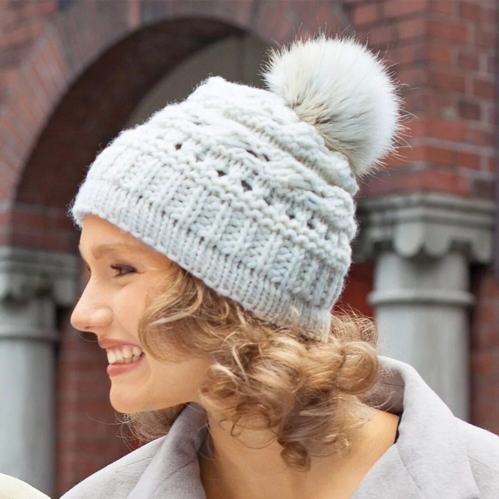 Knit hats. Верена шапки. Шапка вязаная. Шапка спицами. Белая вязаная шапка спицами.