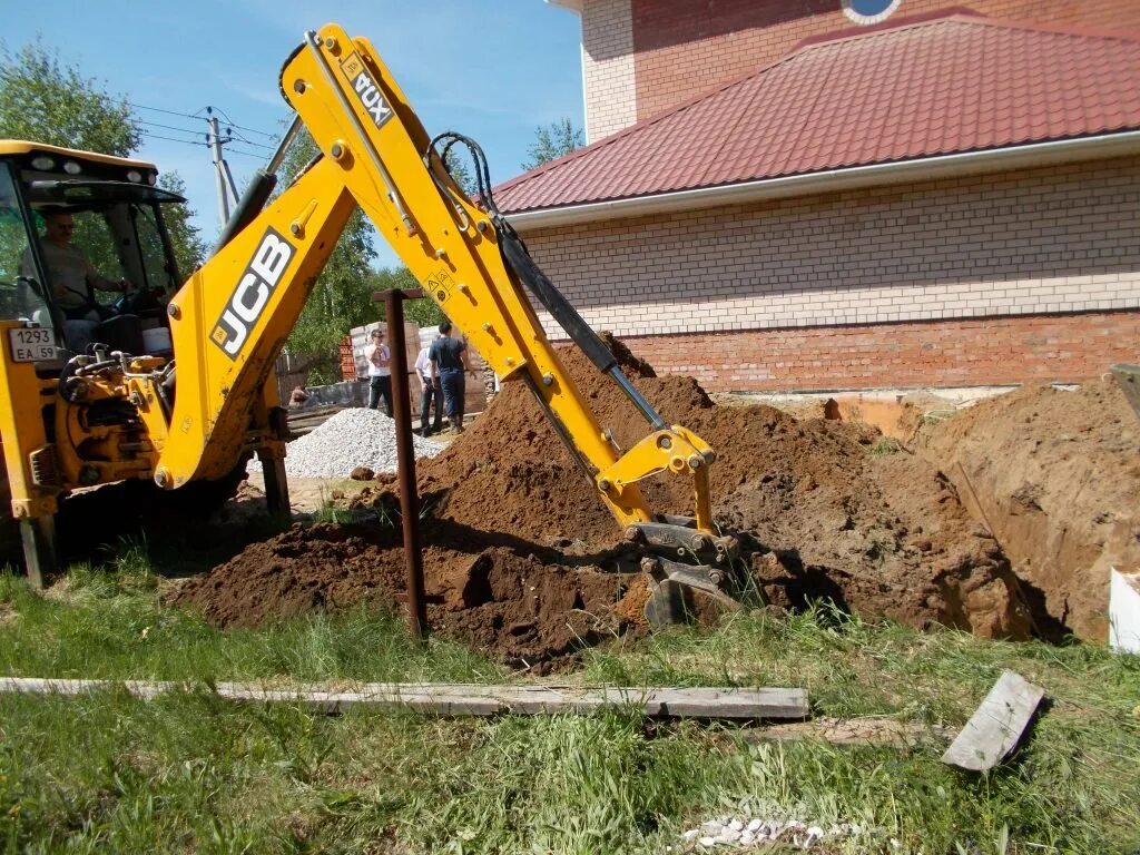 JCB экскаватор копка траншеи. Экскаватор-погрузчик JCB копает. Экскаватор JCB копка. JCB экскаватор котлован. Экскаватор роет яму