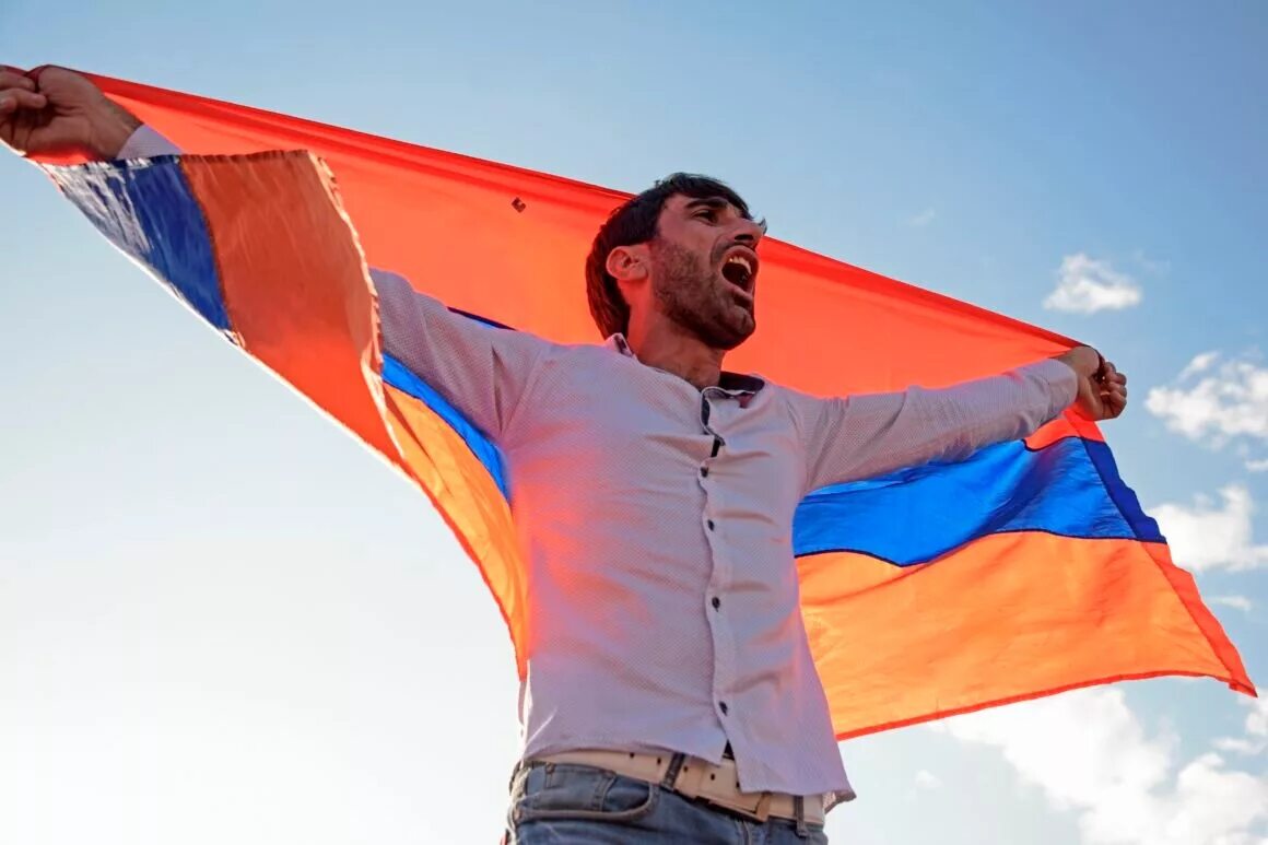 Армяне держат пост. Человек с флагом. Армения люди. Человек с флагом Армении. Армянский флаг с людьми.
