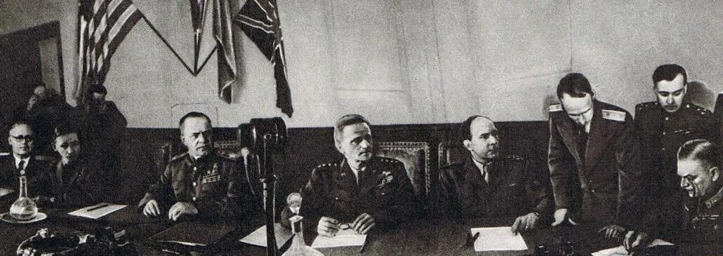 Подписание капитуляции 8 мая 1945. Генерал эйзенхауэр капитуляция германии. Немецкое командование капитулировало 30 апреля 1945 г. Немецкое командование капитулировало 30 апреля 1945 г. Немецкое командование капитулировало 30 апреля 1945 г.