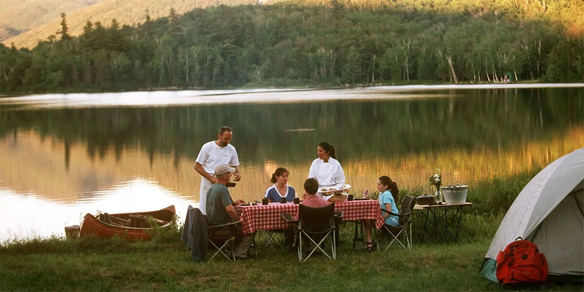 Озеро пикник. Пикник на природе горы. Places for Camping. Caravan Outdoor Picnic.