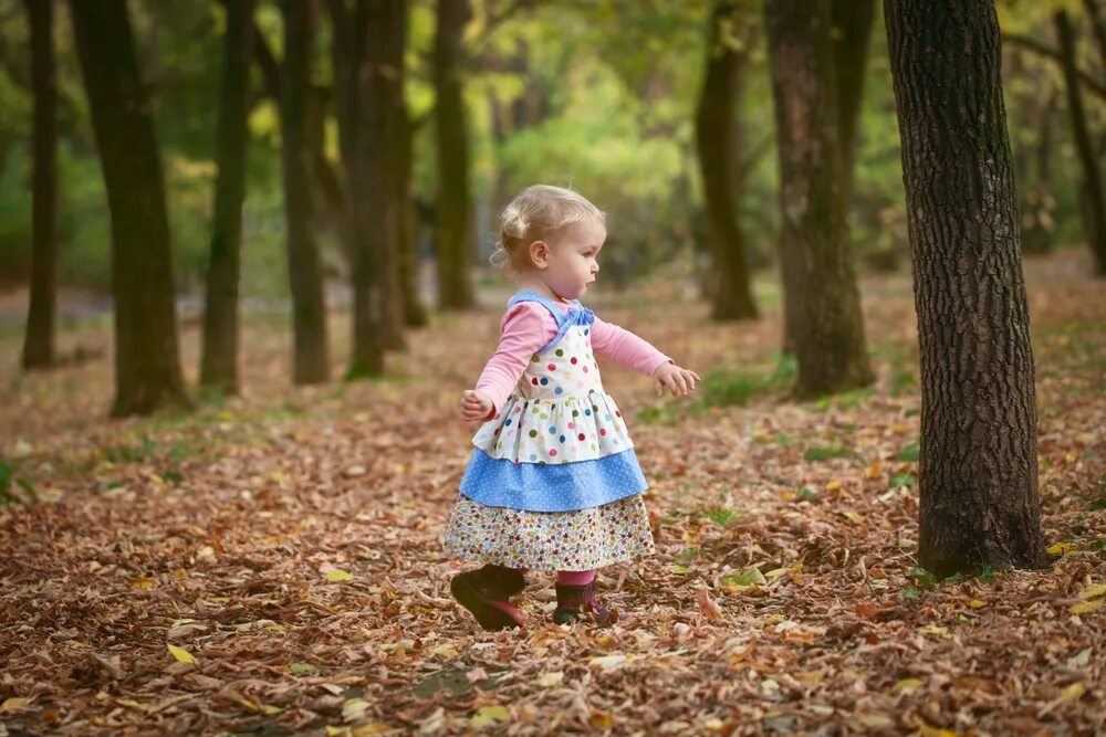Дети в парке. Парень и девушка гуляют. Девочка в парке. Девушка в платье летнем. Маленькая девочка идет.