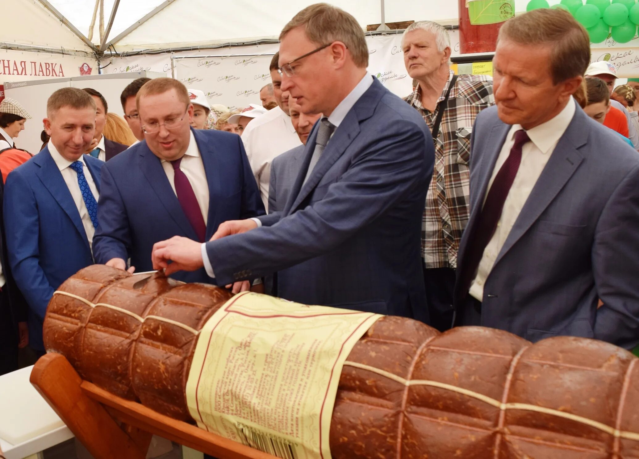 Директор Сибколбасы Омск. Сибколбасы Омск Императорская Легенда. Огромная колбаса.