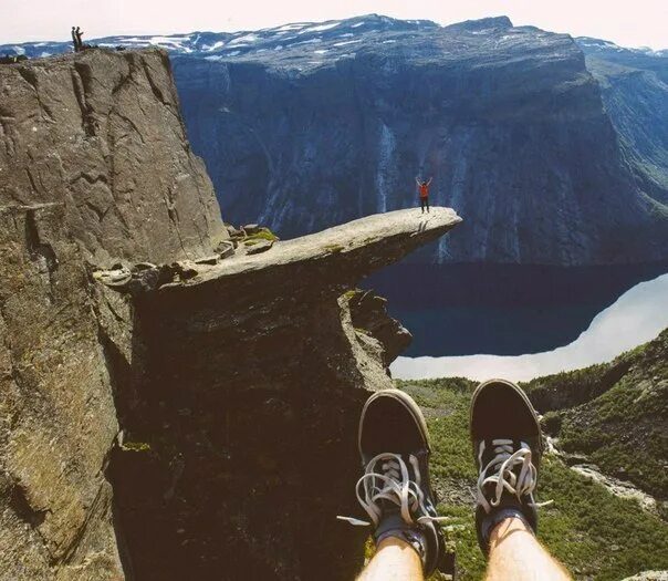 куда можно пропасть. человек на обрыве скалы. кьерагболтен норвегия. куда можно пропасть. рука над пропастью.