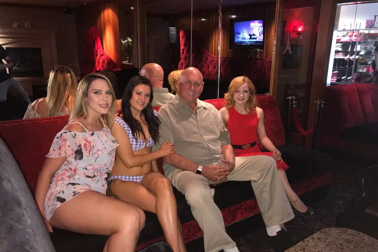 Клиент борделя. Бордель Moonlite Bunny Ranch. Публичные дома. Семейный бордель. Публичные дома в Чехии.