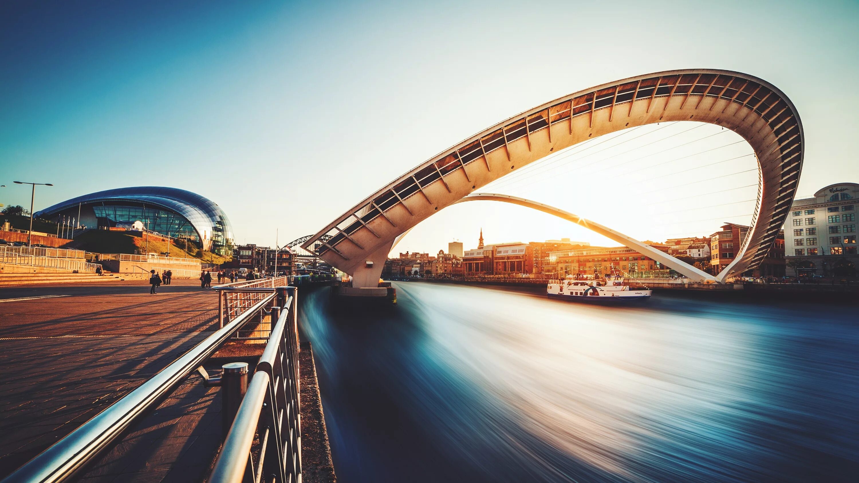 Bridge round. Мост миллениум (гейтсхед). мост миллениум ньюкасл. мост тысячелетия (gateshead millennium bridge). ньюкасл-апон-тайн англия.