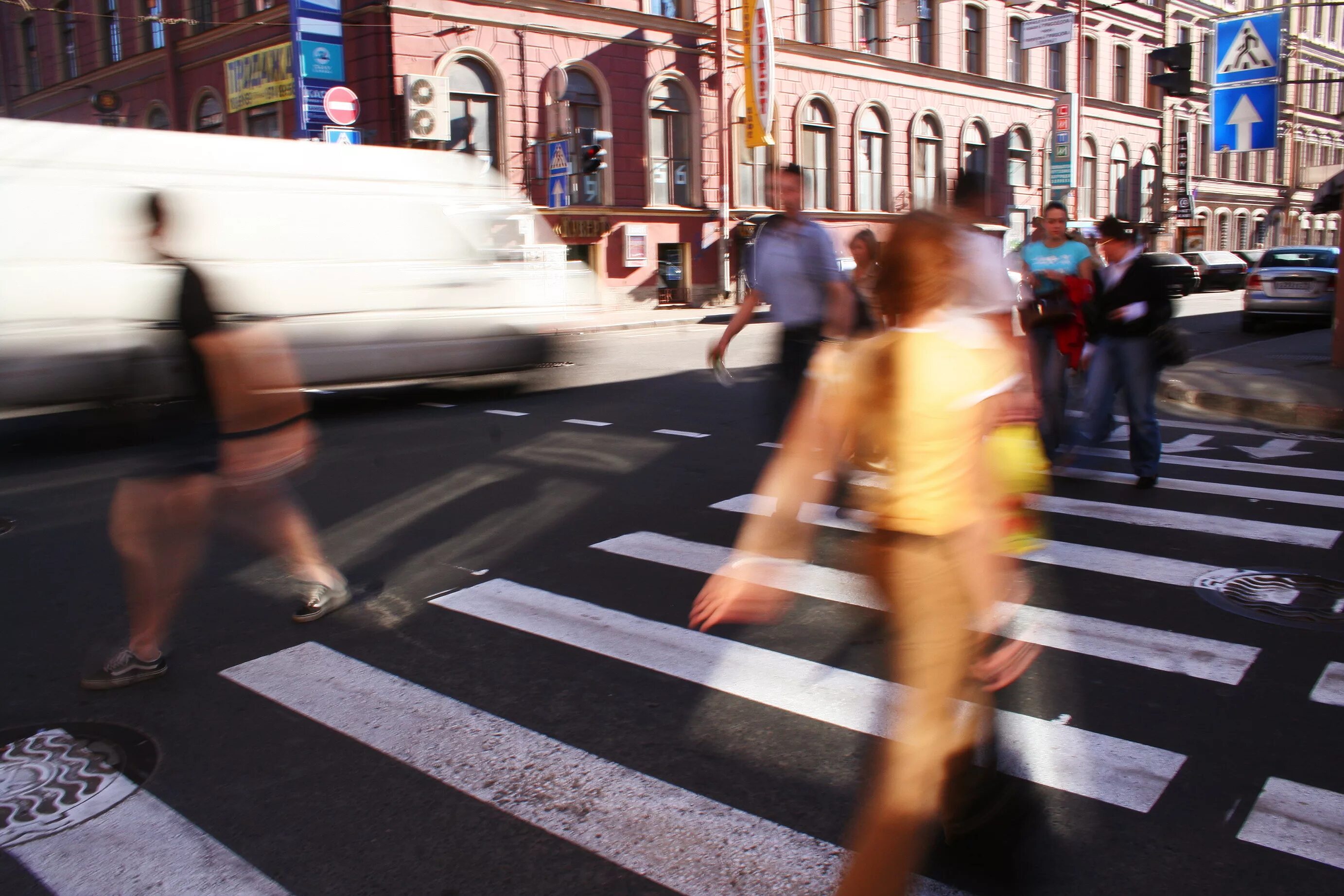 Пешеходный переход. Люди на переходе. Человек переходит дорогу. Светофор для людей.