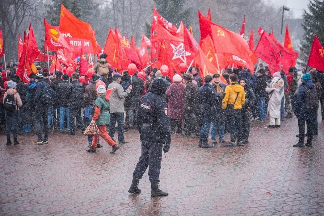 Митинг 1 мая. Первомайская демонстрация. Первомай демонстрация. Демонстрация 1 мая. Митинг.