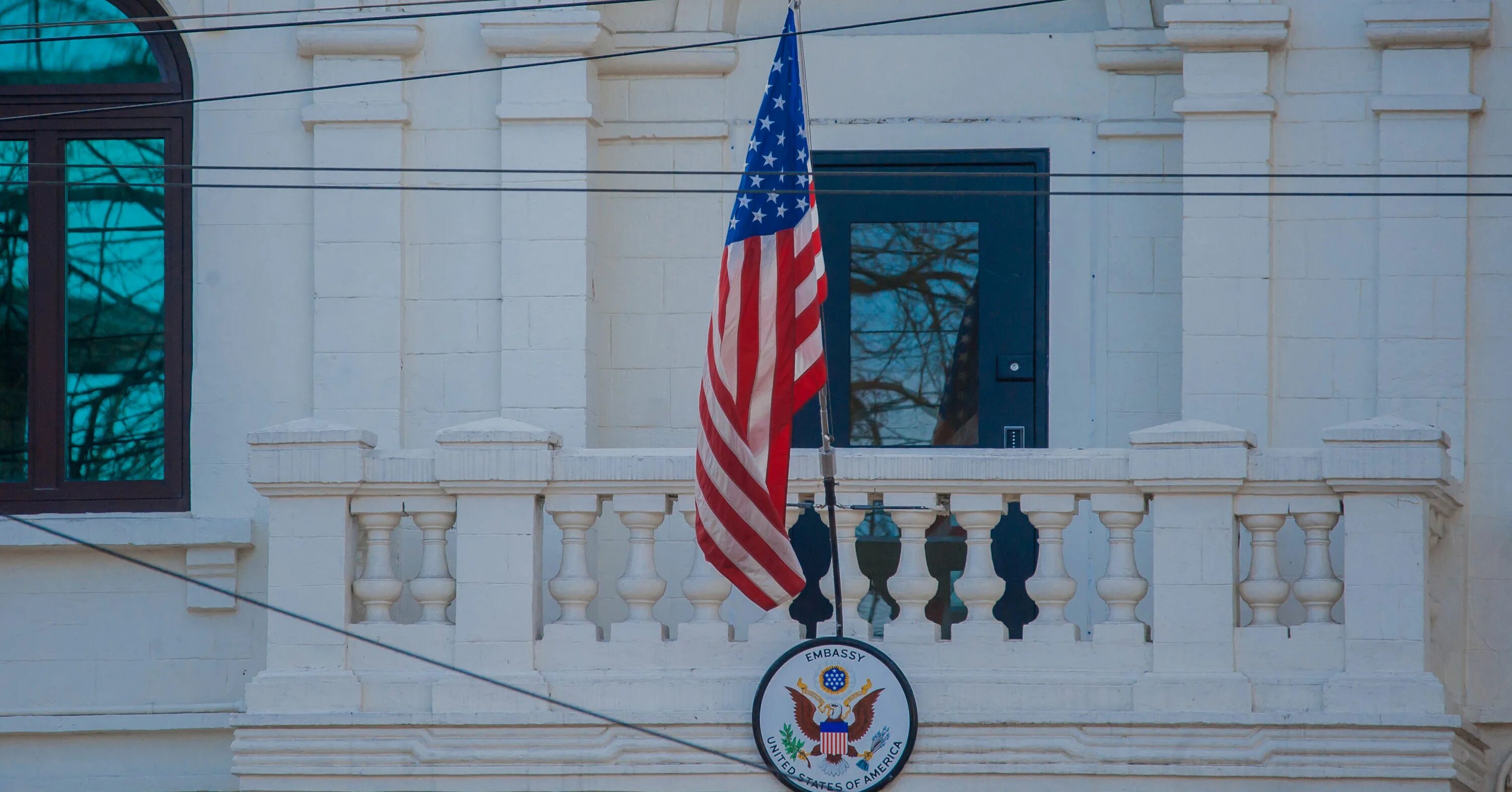 Посольство молдовы в москве отзывы. Посольство США В Молдавии. Посольство США В Молдавии с флагом. Представители посольства США В Молдавии. Посольство США подсветили.