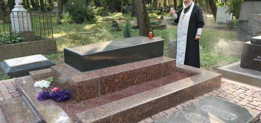 Куприн похоронен. Могила Куприна на Волковском кладбище. Могила Куприна фото. Могила Куприна в Ленинграде.