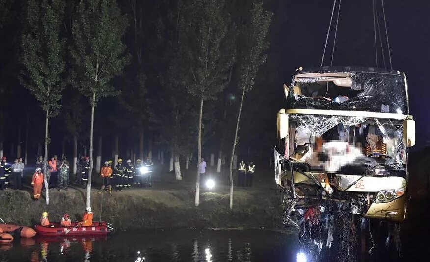 River. Автобус в воде. Avtobus upal w reku. Падение общественного транспорта в воду. Avtobus upal w reku.