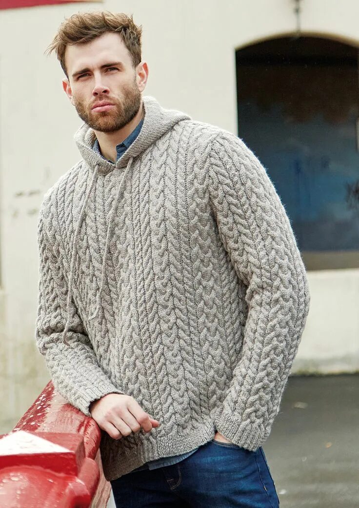 Men knitted. Вязаный свитер мужской. Вязаный свитер с капюшоном мужской. Вязаный мужской джемпер. Мужчина в свитере.