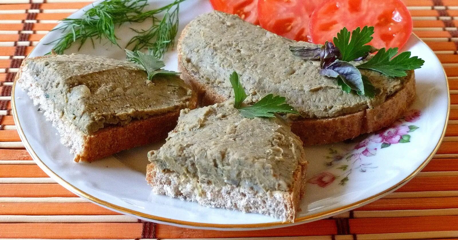 Рецепт чечевичного паштета. Бутерброды с печеночным паштетом. Паштет на хлебе. Паштет печеночный.