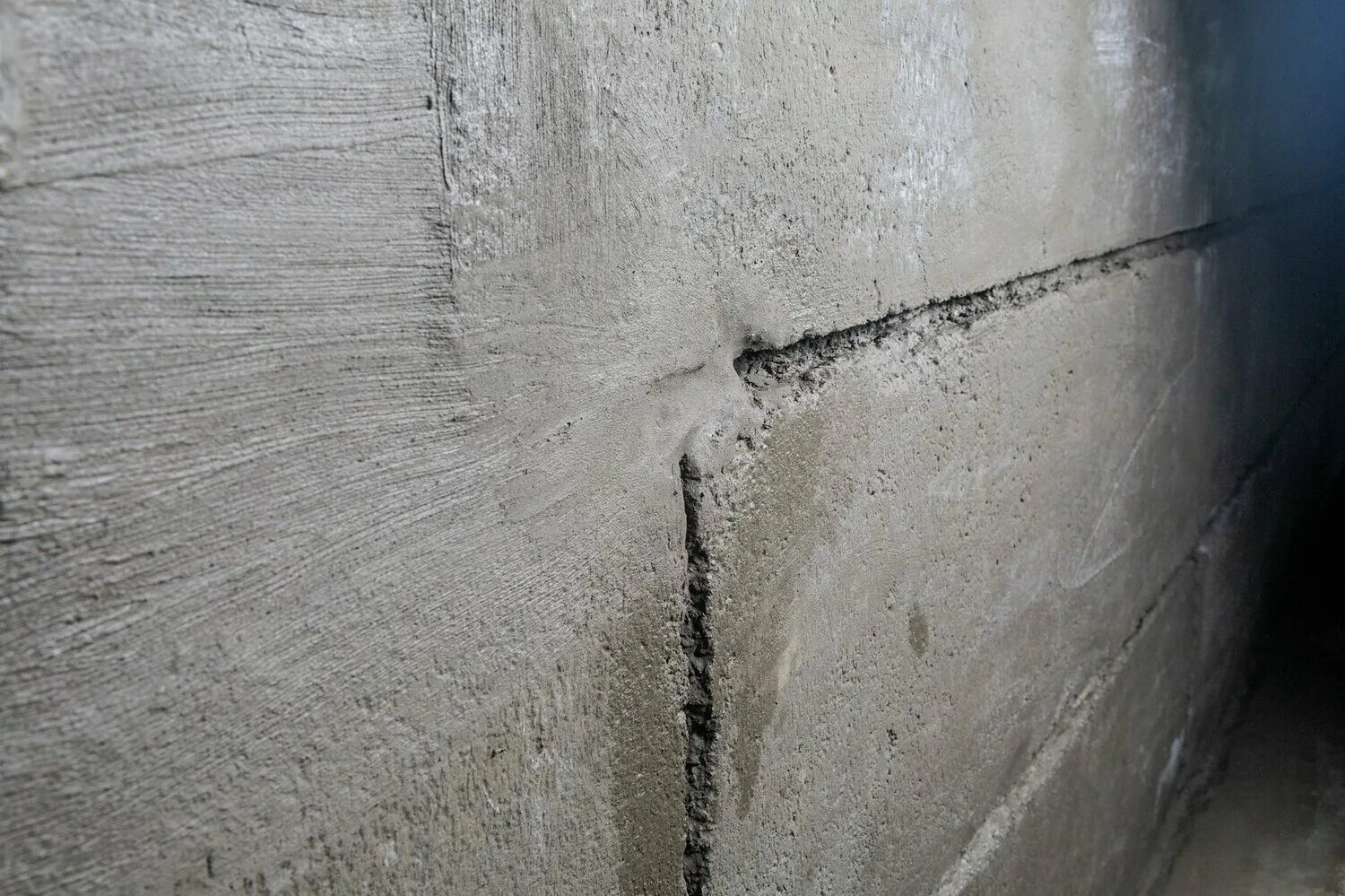 Трещины в растворе. Гидроизоляция цементно Песчаная 1:2. Штукатурная гидроизоляция цементно-Песчаная. Гидроизоляция деформационных швов стен подвала. Гидроизоляция бетонных стен Аквастоп.