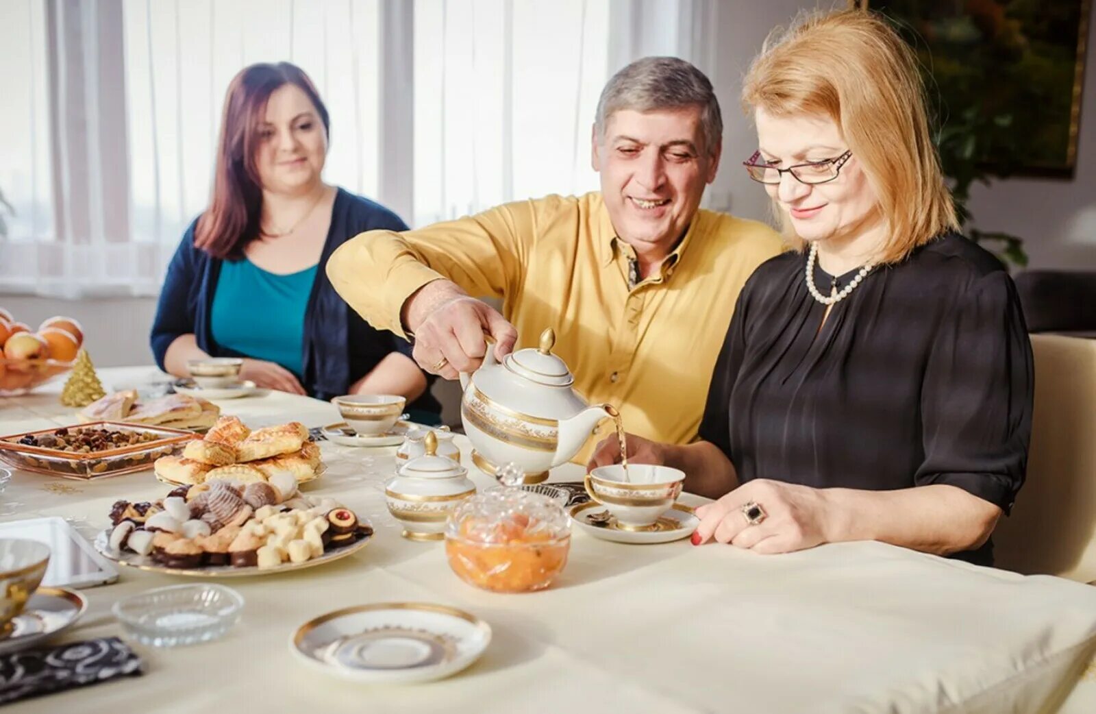 Семейное чаепитие. Чаепитие семья. Ужин с семьей. Чаепитие в кругу семьи. Сон родственники за столом