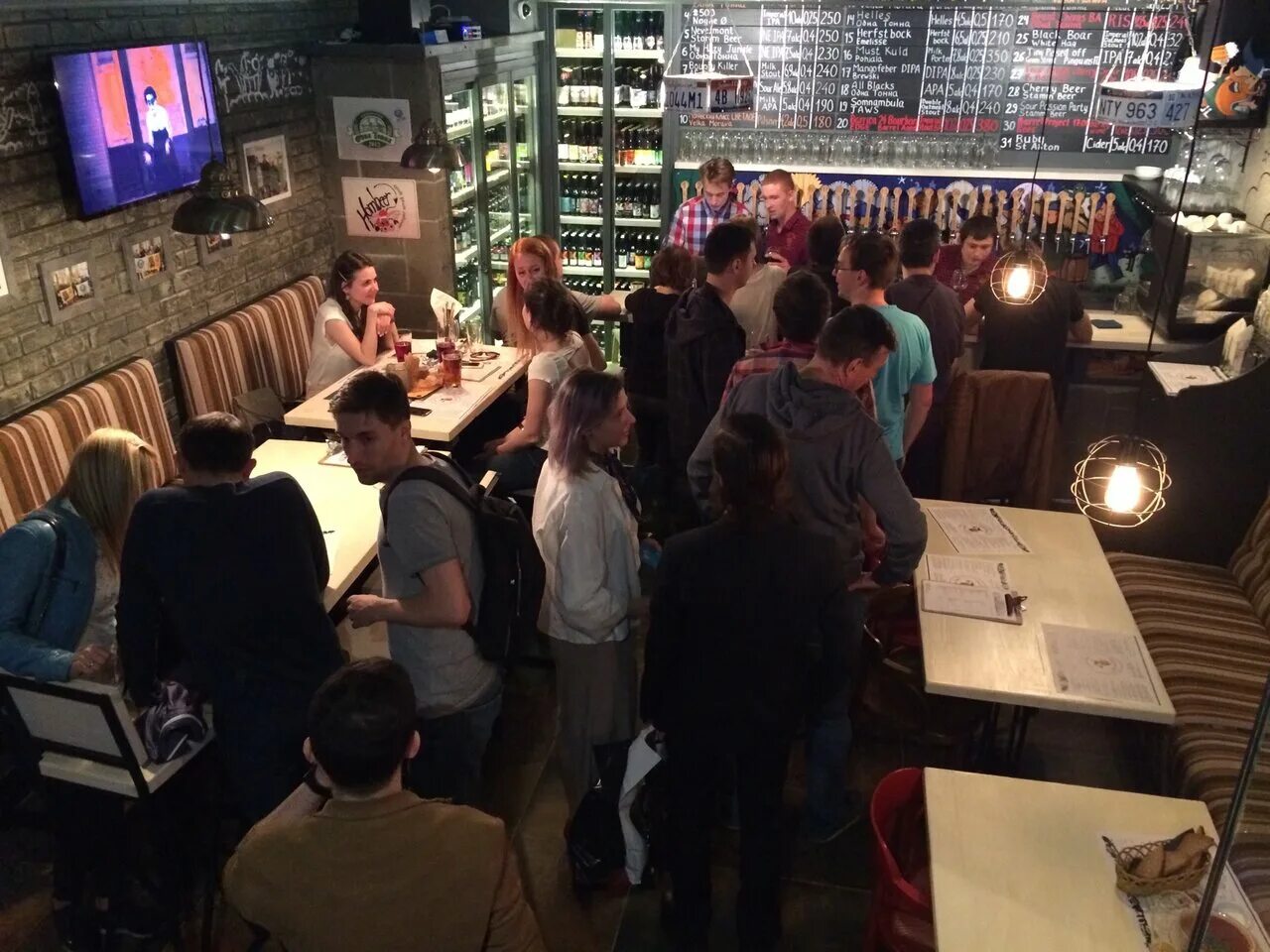 Бары и бары разница. Классификация ресторанов и баров. Бары и бары разница. Барная стойка английский паб. Презентация на тему бары.