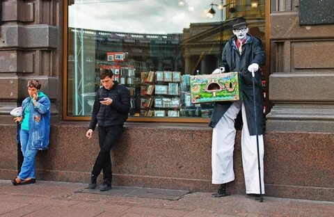 Люди в костюмах в питере