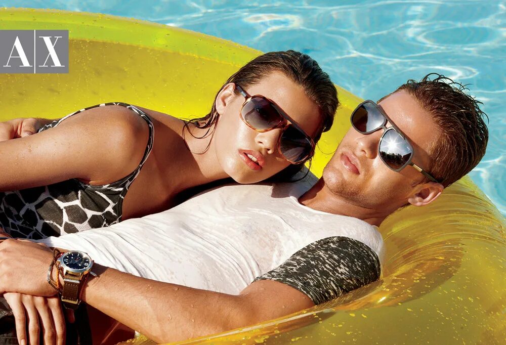 Мужчина с телками. Парень в очках в бассейне. Парень и девушка в солнцезащитных очках. Пары в солнечных очках. Парень в солнечных очках в бассейне.