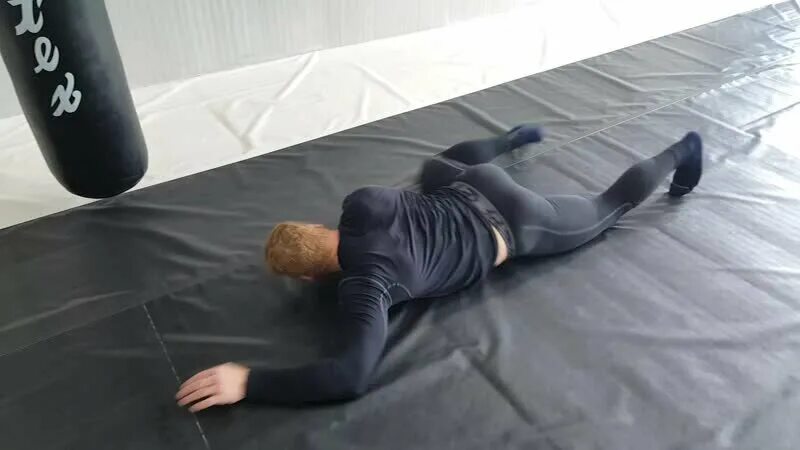 Ползать по пластунски. Кот ползет. На пузе проползем. На пузе проползем. Татуировка на животе жирном.