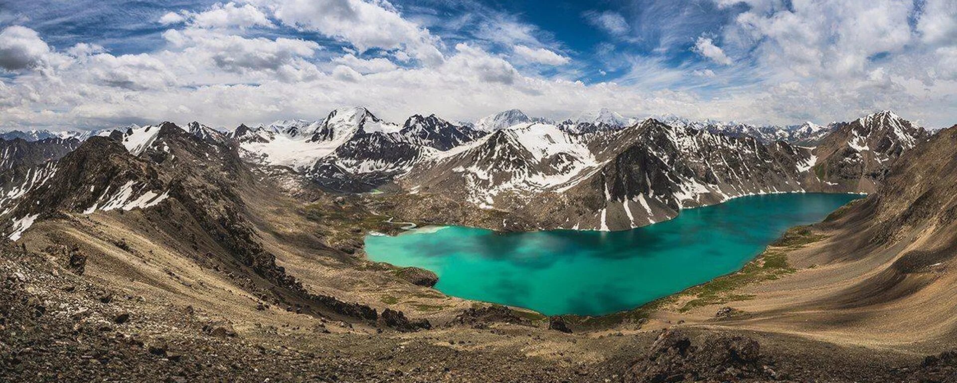 Алые иссык куля. Ала Куль Киргизия. Озеро ала Куль Кыргызстан. Озеро Алаколь Киргизия. Горы Тянь Шань озеро Иссык-Куль.