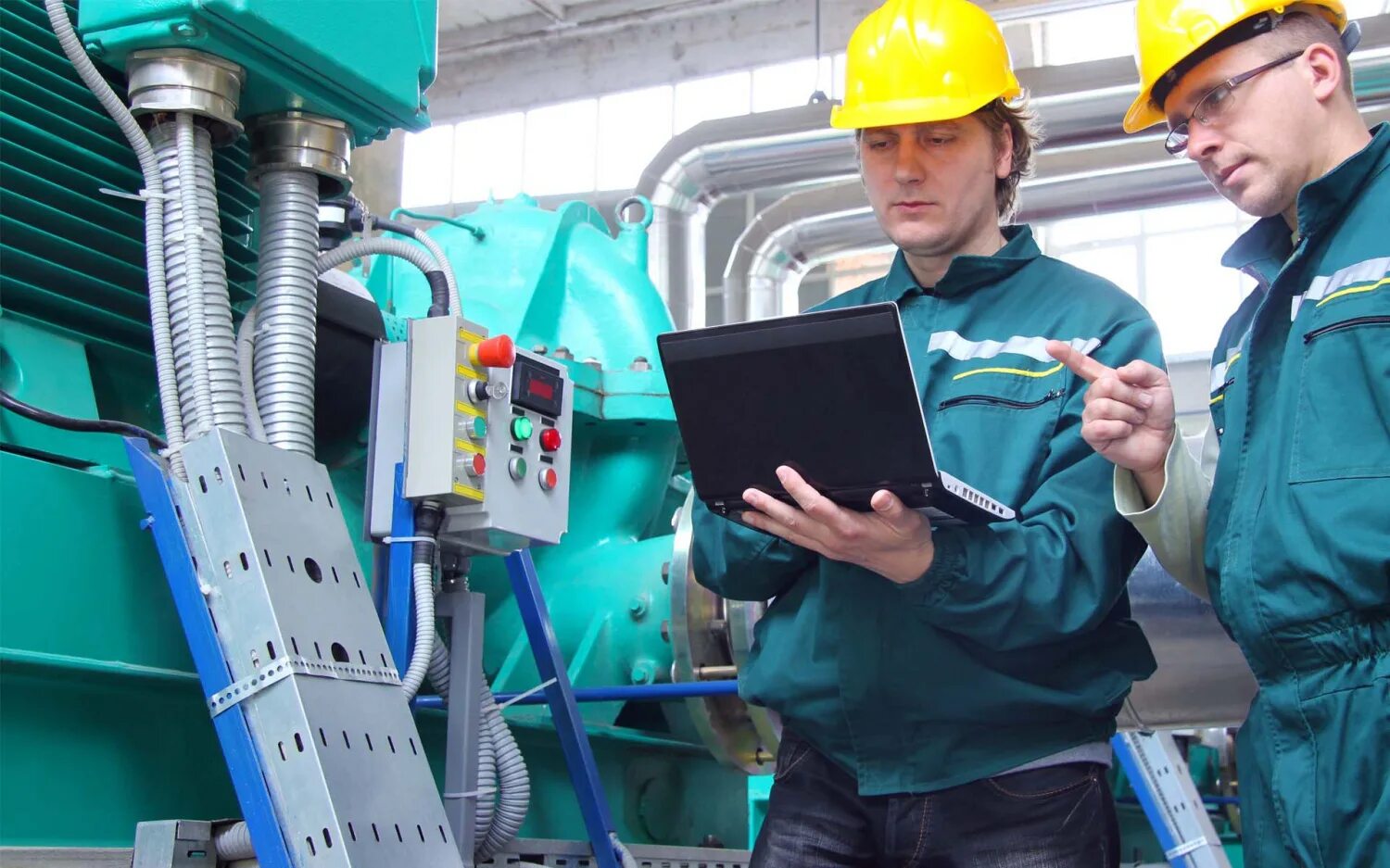 Инженер. Монтаж технологического оборудования. Производство. Техническое обслуживание зданий. Видео работы предприятий.