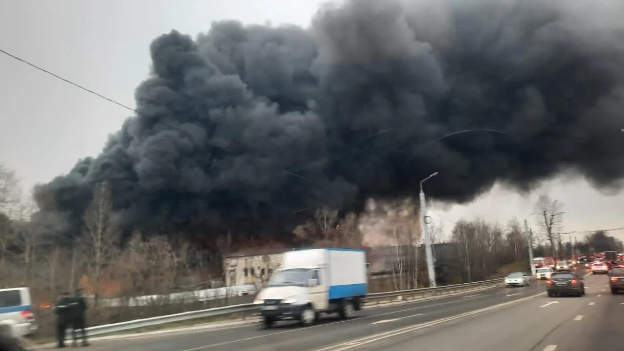 Черный дым что горит. Пожар Тучково завод. Пожар в городе Аксае 8.09.2022. Пожар на складе в Котельниках. Черный дым от пожара.