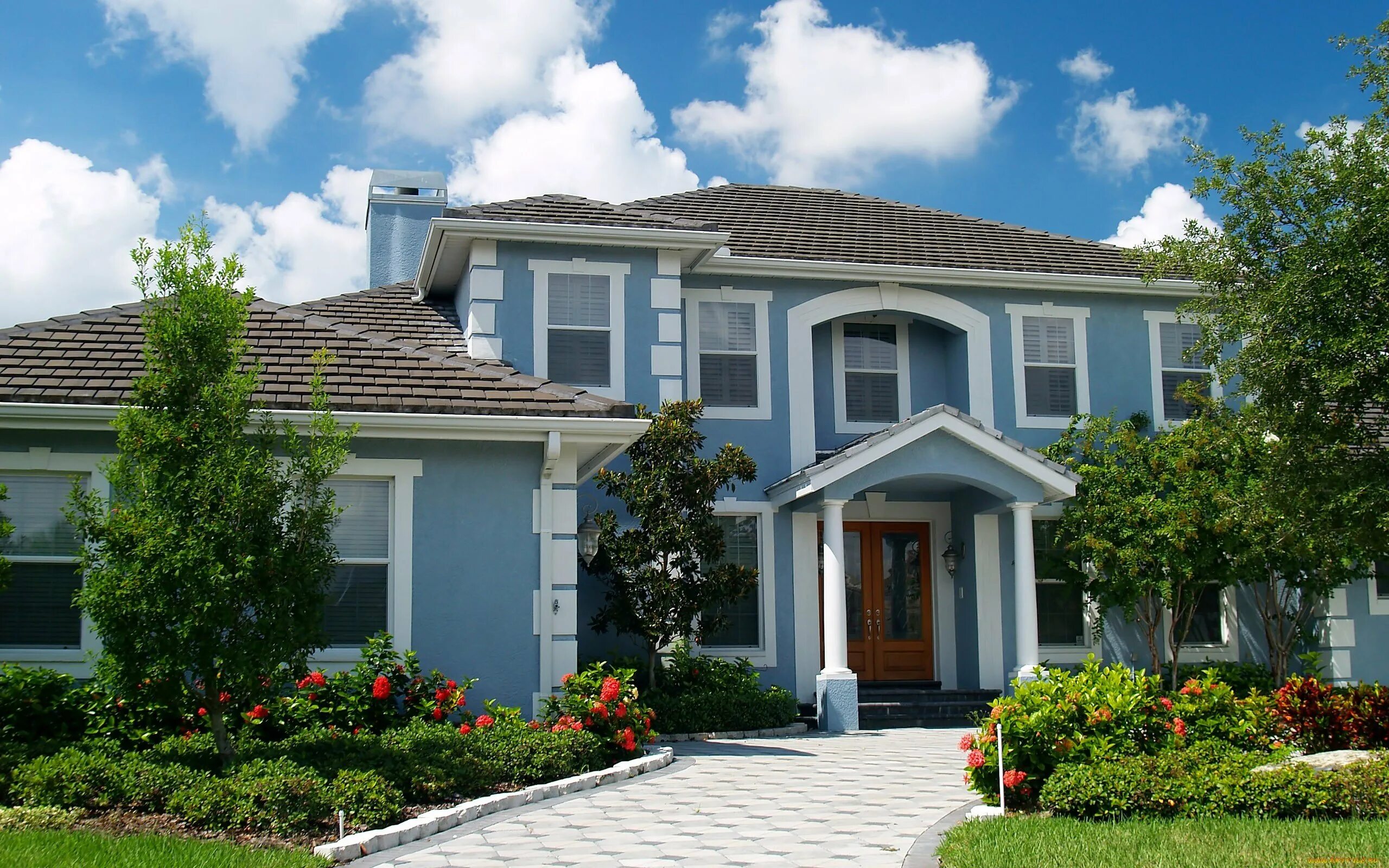 Окрашенные фасады домов. Голубой коттедж. Деревянный дом голубого цвета. Серо голубой дом. Цвета домов.