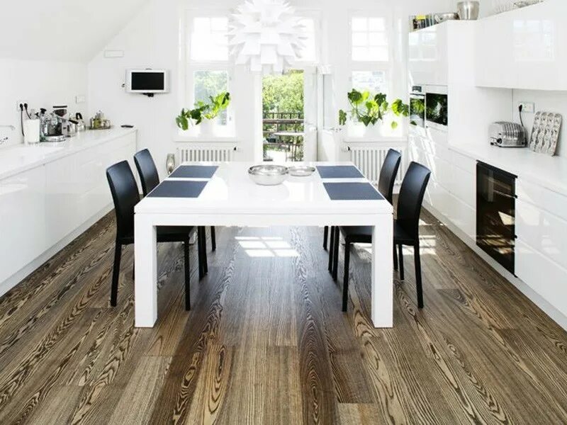 Паркет таркетт сальса дуб натур. Ламинат в интерьере кухни. Доска на кухню на пол. Ламинат на кухне. Кухня с дубовым полом.