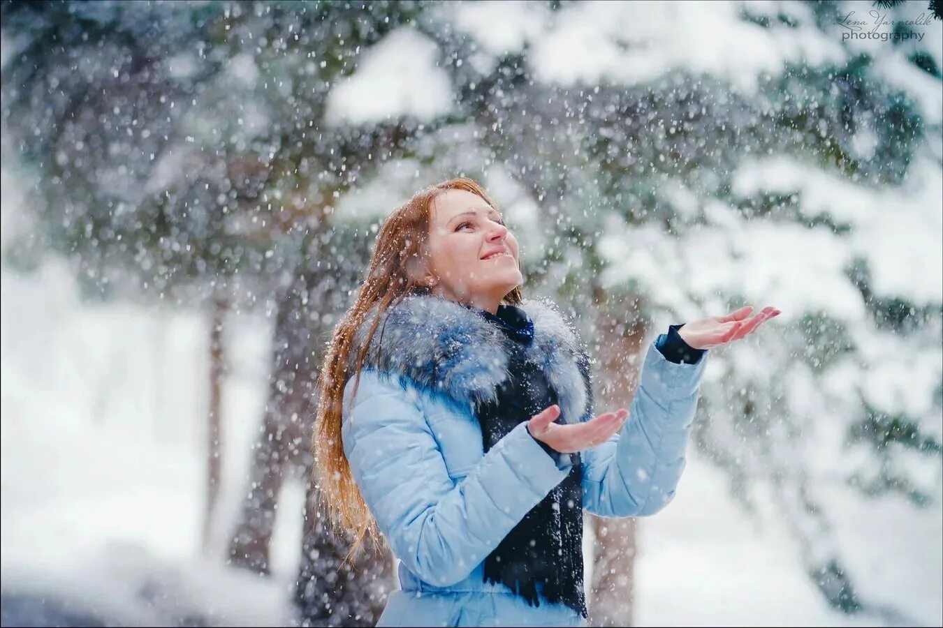 Новый все ближе. Радость зимой. Зимнее счастье. Люди зимой. Девушка в снегу.