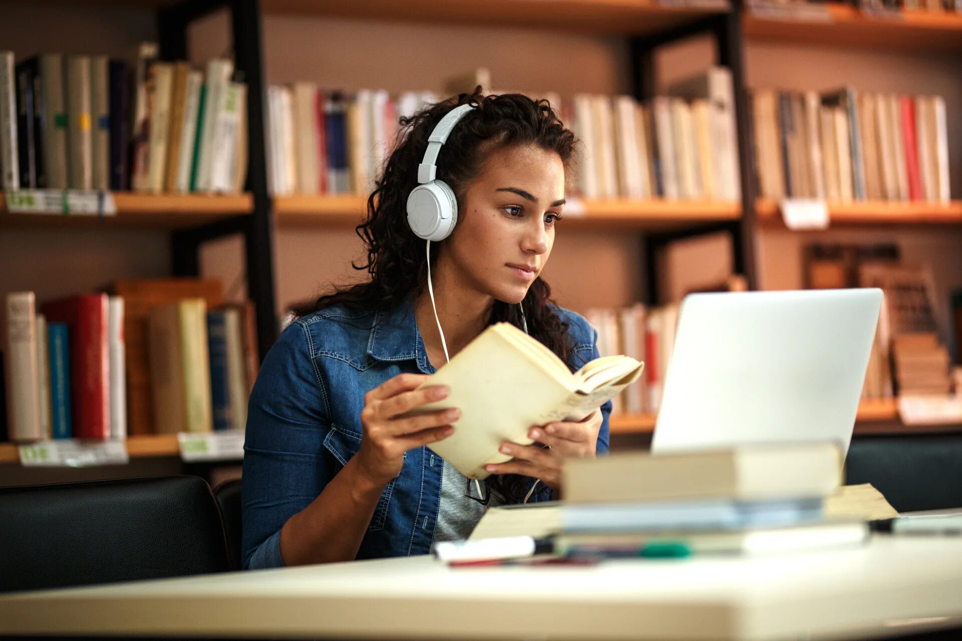 Young library. Девушка за учебой. Человек за учебой. Студент с ноутбуком. Учеба в интернете.