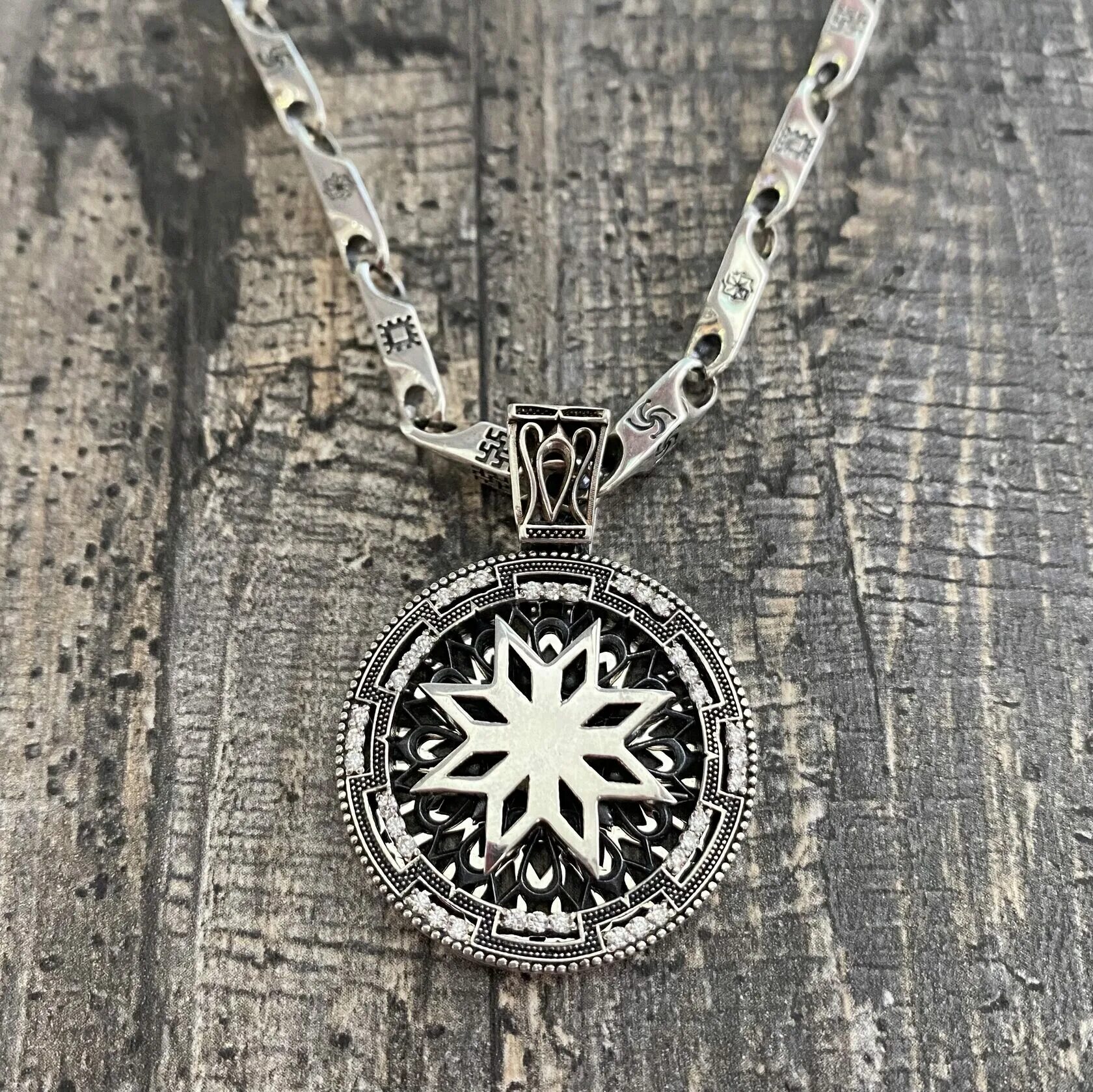 Алатырь символ картинки. Трафареты для виниловых пластинок. Славянские символы алатырь в солнце. Кольцо алатырь бронза купить. Часы алатырь.