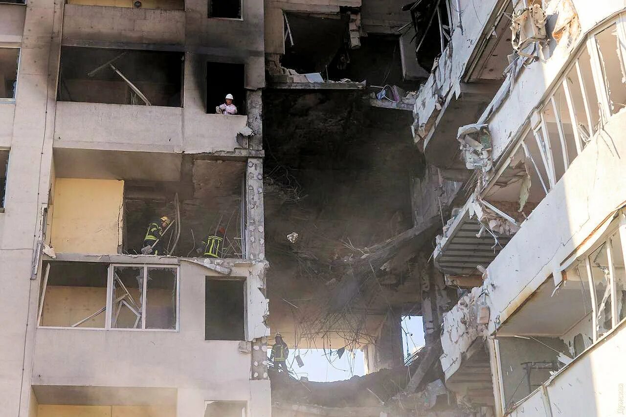 Разрушенная многоэтажка. Разрушенные дома в Одессе. Разрушения в Одессе 2022. Одесса взрыв ракета в дом. Разрушенный дом в одессе