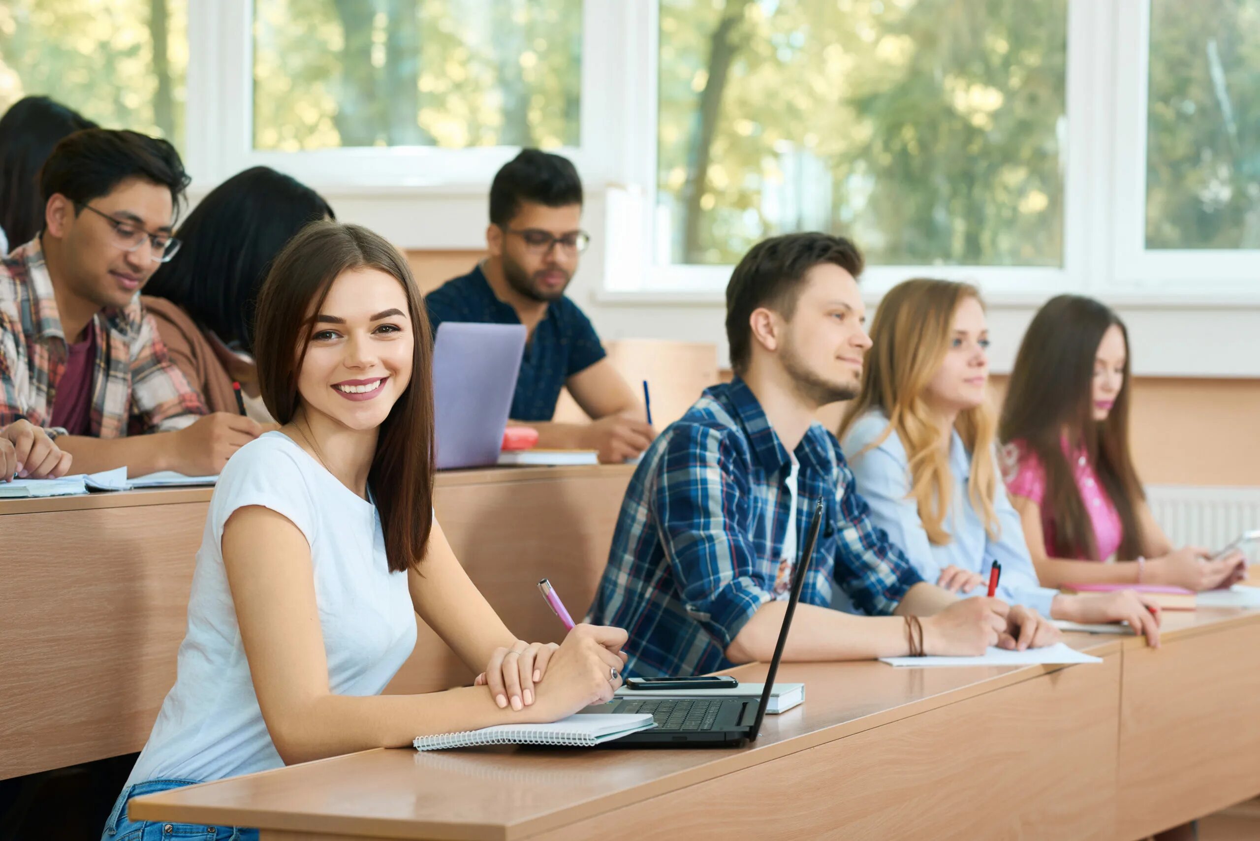 The students decided. Студент сидит за партой. Студенты в вузе. Студенты сидят в аудитории. Студент за партой.