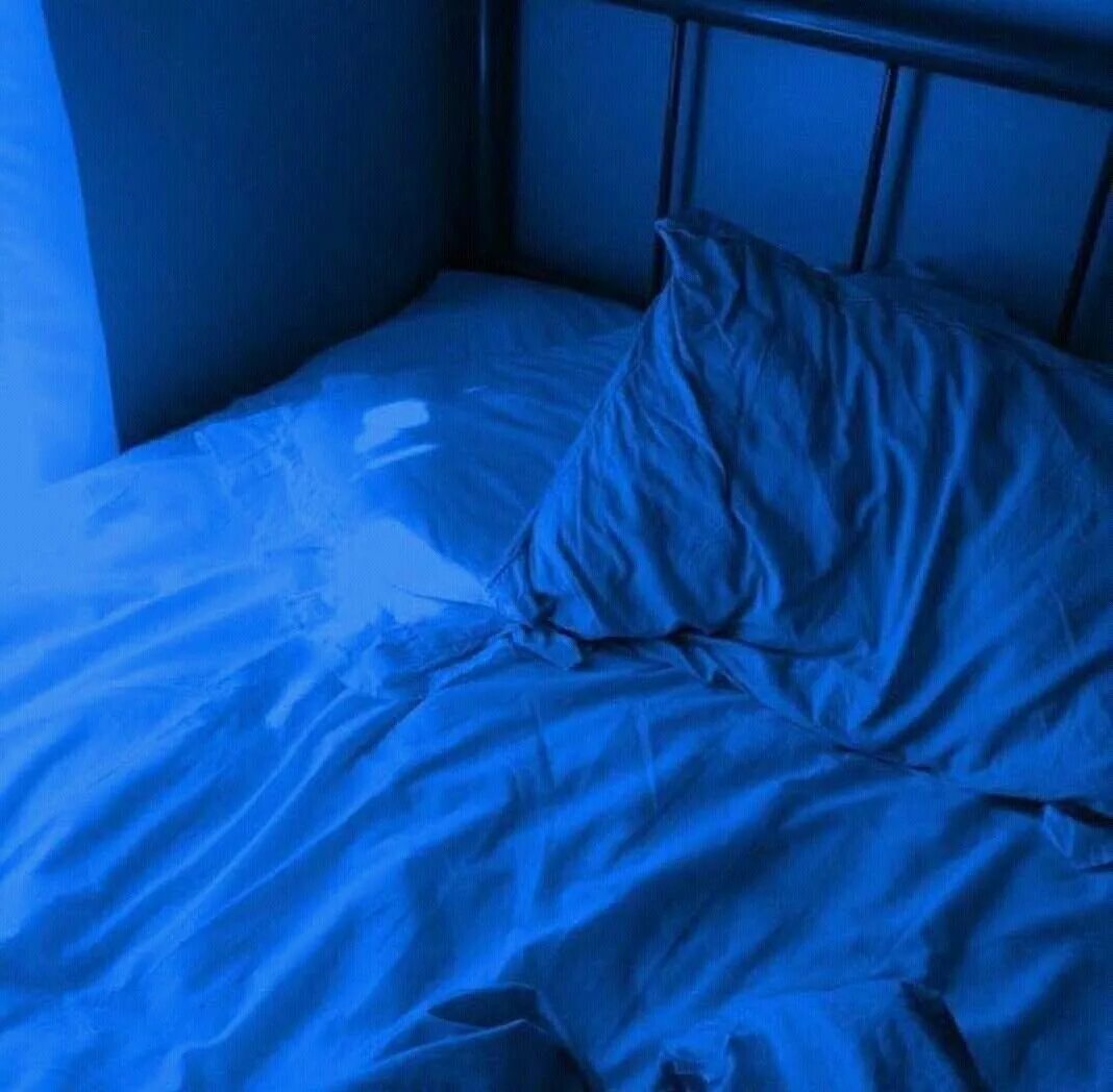 Кровать сверху. Кровать в темноте. Кровать сверху ночью. Эстетика синего. Постель в темноте