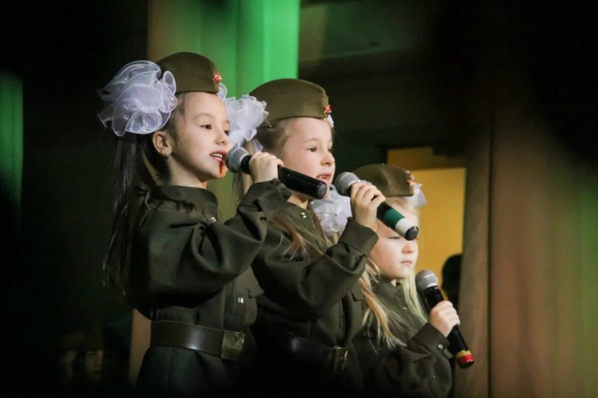 Песни в исполнении детей. Дети в военной форме поют. День Победы дети поют. Девочка поет в военной форме. Дети поют 9 мая.