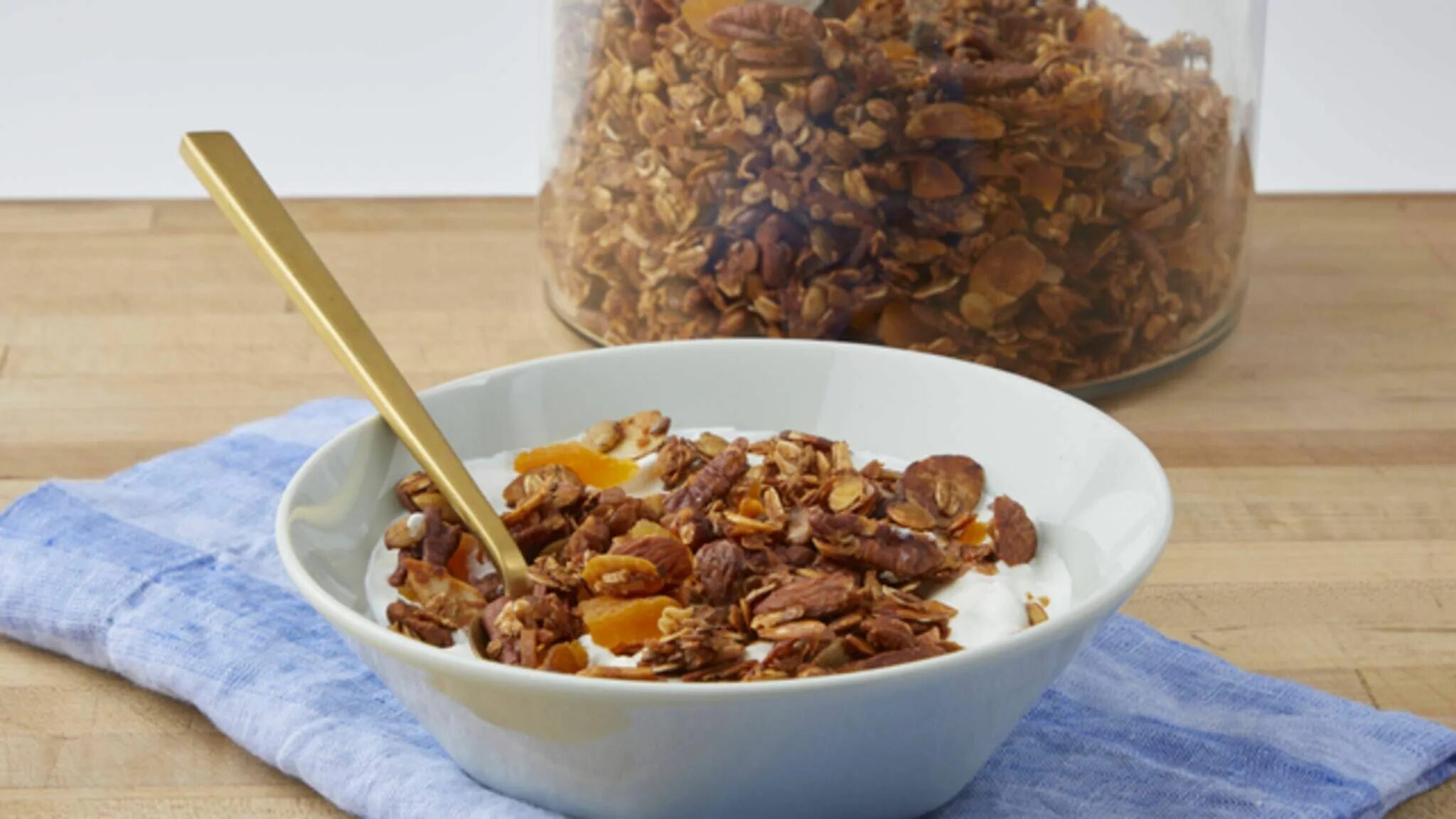 Гранола в домашних условиях в духовке. Хлопья Granola. Крупа гранола. Гранола crunchy Ореховая. Серная гранола.