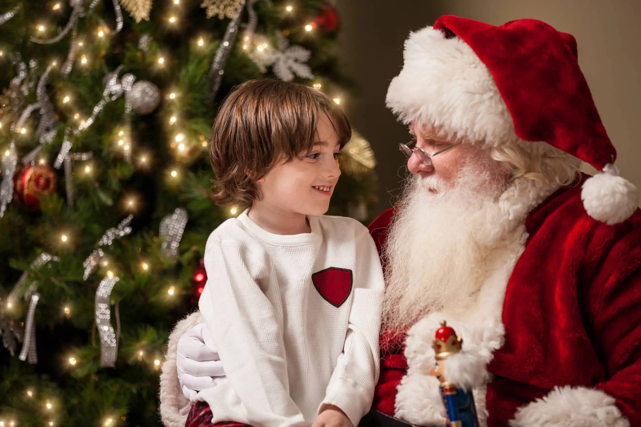 Дети деда мороза. Дед Мороз для детей. Фотосессия с дедом Морозом. Санта Клаус для детей. Ребенок рассказывает стих деду Морозу.