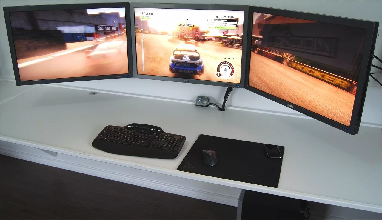 Скриншот одного монитора из двух. Монитор 3cm0382lyr. монитор ps3. displayport 2.0 3 монитора. компьютер с тремя мониторами.