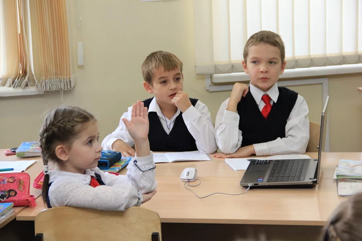 средняя старшая школа в германии. первая мариинская женская гимназия. чехова началось в греческой школе в таганроге. гимназия среднее образование. образование гимназии.
