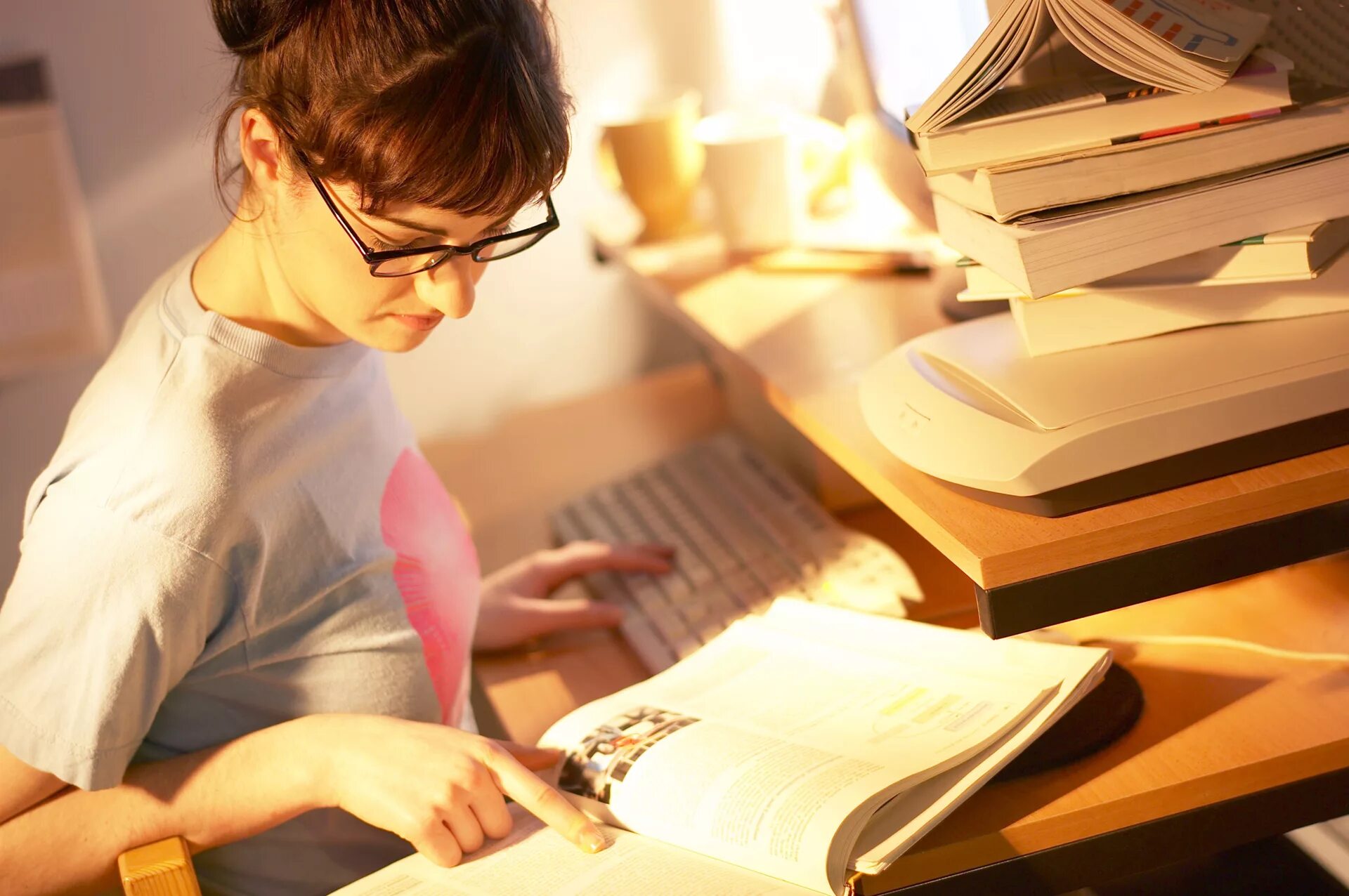 Офисный работник. Человек пишет на работе. Смешные картинки про работу. Ремонт можно только прекратить. Доделывай до конца.