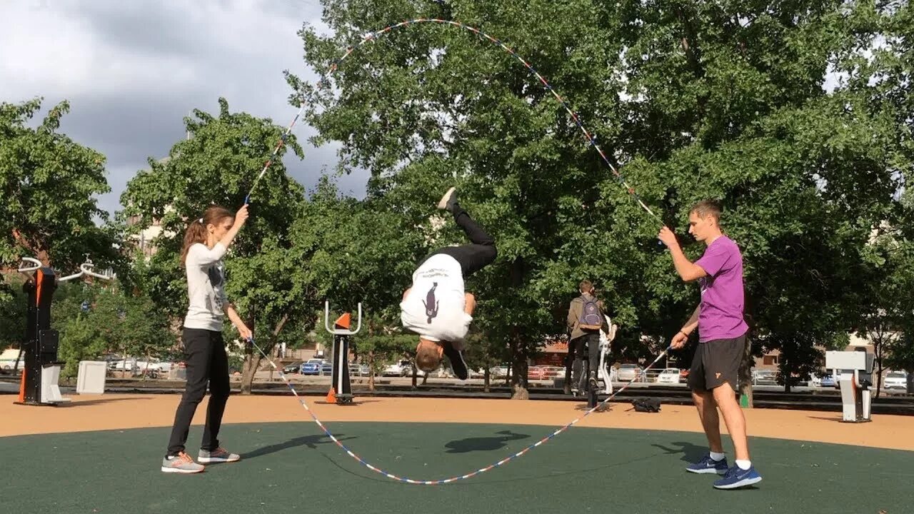 Физические упражнения прыжки на скакалке. Прыжки через длинную скакалку. Прыжки через длинную скакалку. Прыжки через длинную скакалку. Прыжки через короткую и длинную скакалку на двух и на одной ноге.