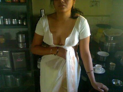 Mallu Aunty Removing Blouse Without Bra.