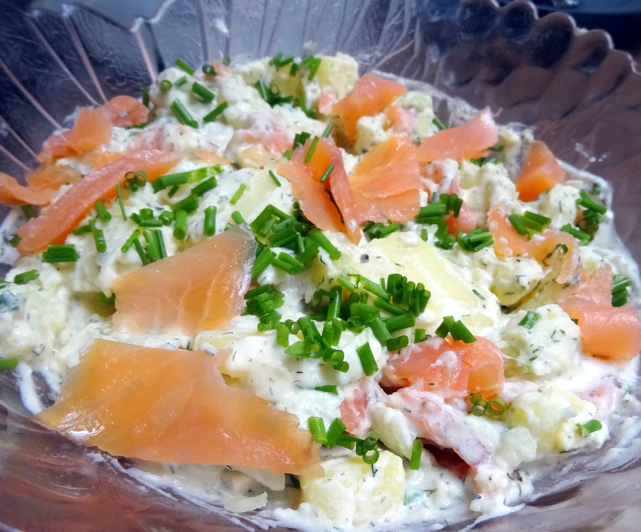 Салат с форелью горячего копчения и рисом и яйцом. Салат с форелью рецепты с фото. Салат с малосольной форелью. Салат с форелью. Салат с форелью.