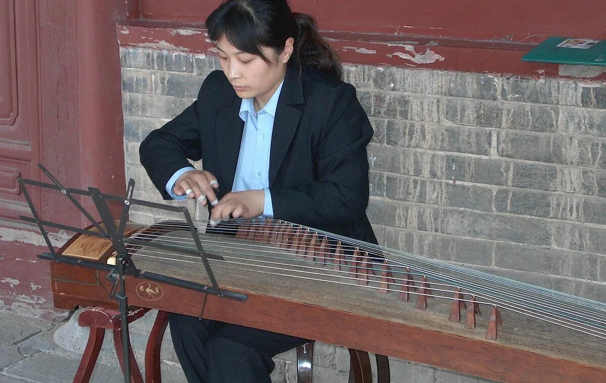 Чаньюань. Гучжэн, «китайская цитра». Гучжэн музыкальный инструмент. Гучжен китайский инструмент. Гучжэн-музыкант Ван СУНЬЧЖИ.