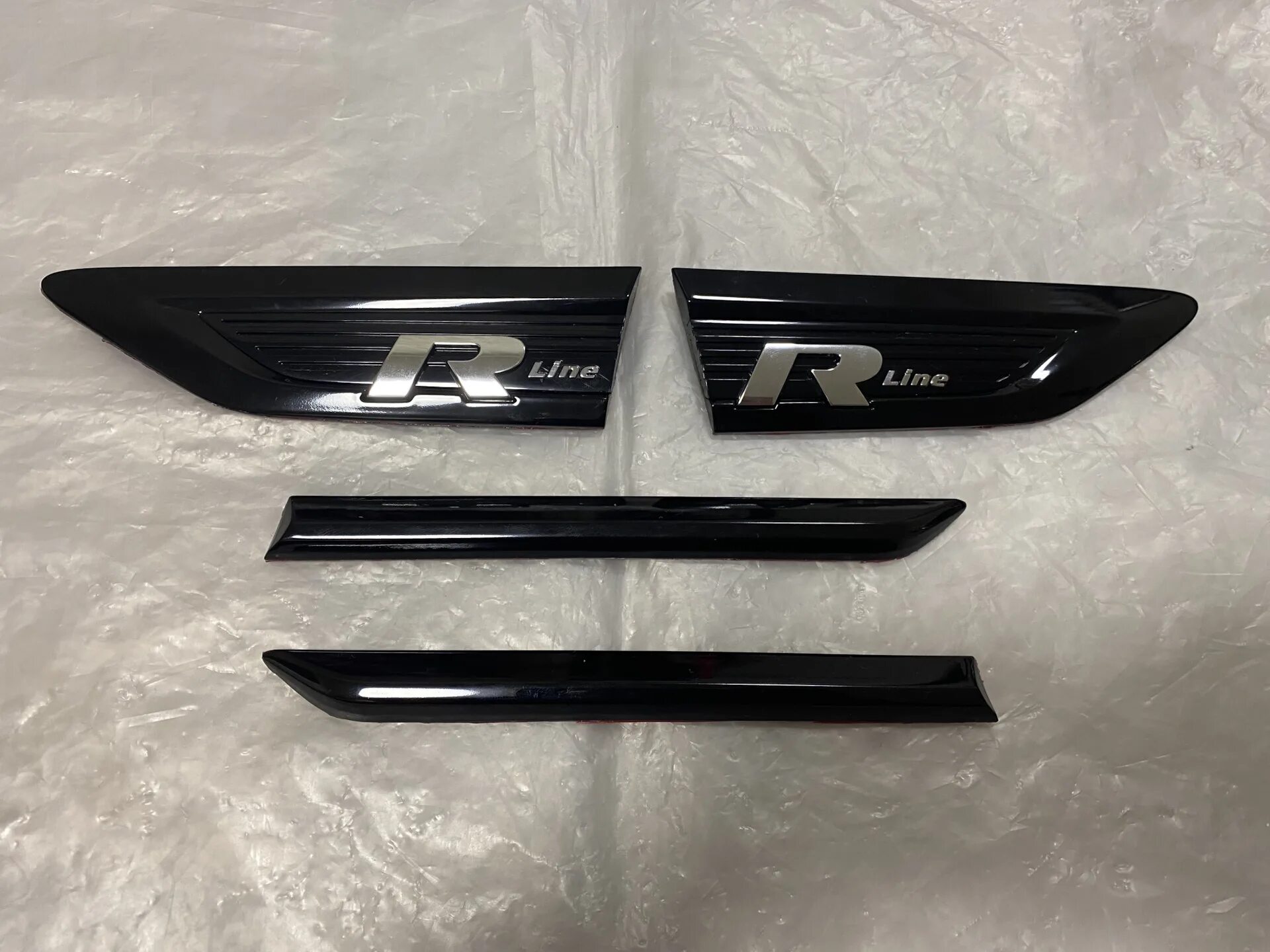 Шильдик r line. Шильдик r line тигуан 2. шильдик р лайн на тигуан. шильдик r line tiguan 2 на крыло. шильдики r line 2025.