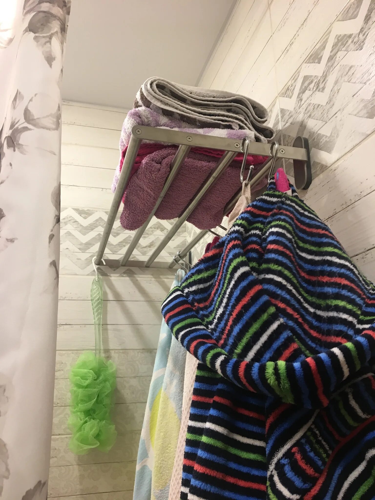 Повесить халат в ванной. Полотенца и халаты в ванной комнате. Вешалки под халаты в ванную. Место для халатов в ванной. Куда повесил