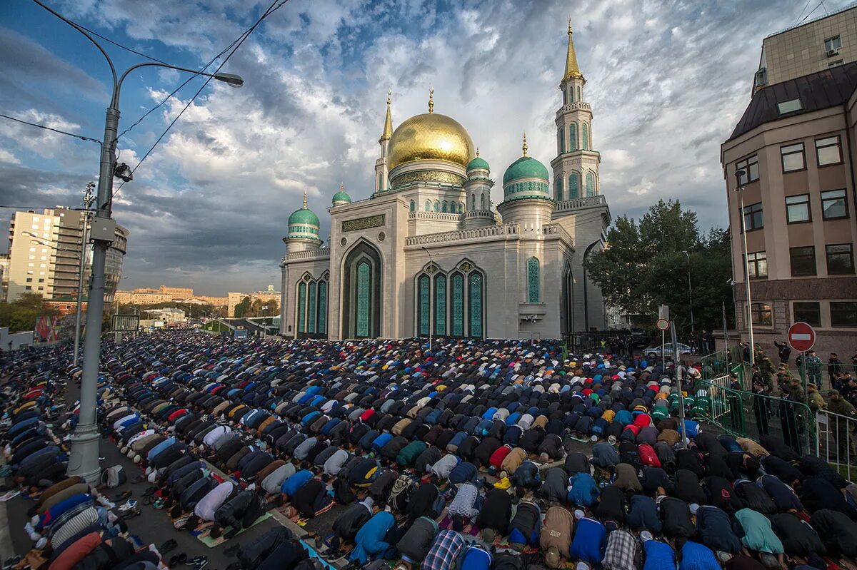Проспект мира масджид курбан байрам. Рамадан соборная мечеть москвы. Праздник мечеть. Московская соборная мечеть (ислам). Праздник мечеть.