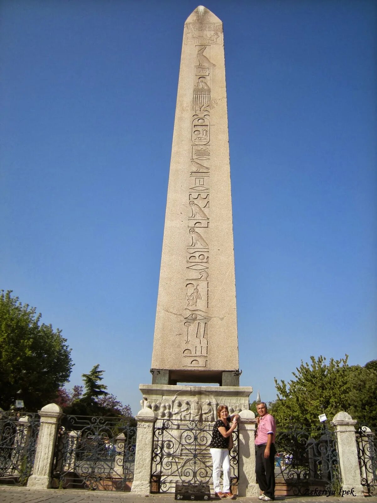 Стамбул ипподром египетский обелиск. Султанахмет площадь египетский обелиск. Обелиск феодосия константинополь. Обелиск в стамбуле. Стамбул ипподром обелиск константина.