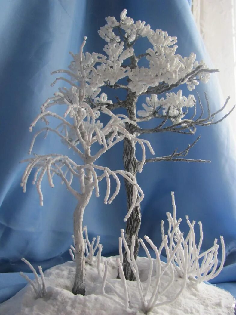 зимнее дерево своими руками. поделка зимнее дерево. зимняя композиция из бисера. макет зимнего дерева. зимнее дерево из стекляруса.